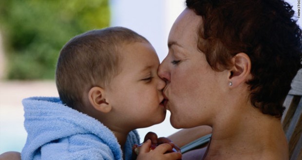 Y a-t-il un danger à embrasser son enfant sur la bouche?